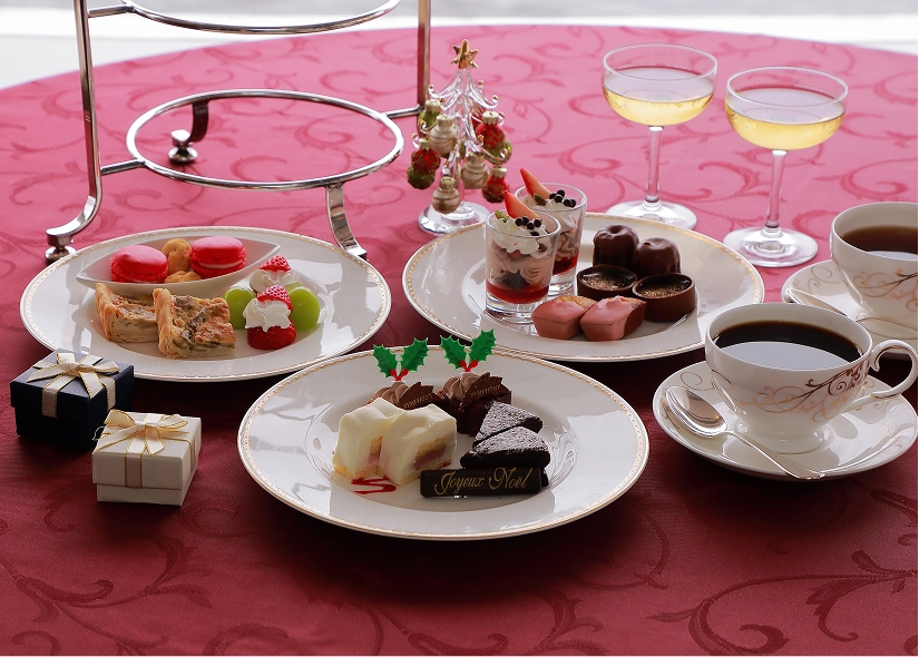 3段のクリスマス特製ケーキセット（クリスマスメッセージプレート付き）・乾杯ドリンク１杯付きコーヒーまたは紅茶