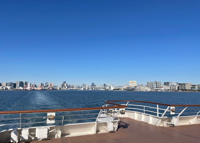 晴れた東京湾とデッキ