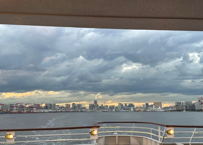 夕暮れの東京湾とデッキ