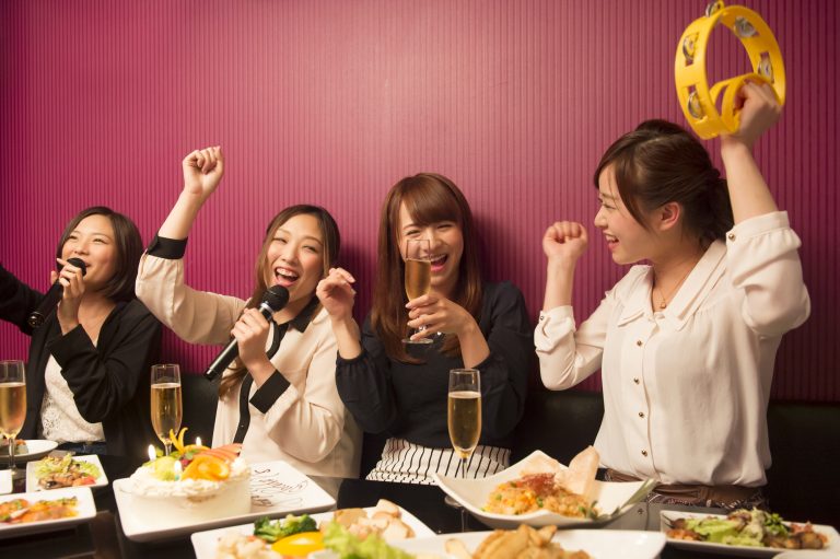 オフ会とは?目的やメリット、人気企画、開催場所などわかりやすくご紹介! | 東京湾クルージングレストランのシンフォニー