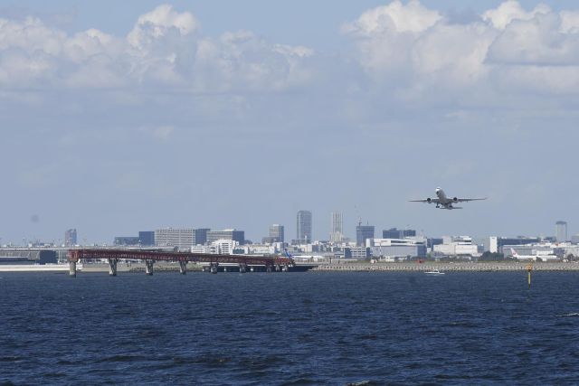 9/18（月・祝）に空と海のSYMPHONY🚢✈️
元航空管制官と行く羽田空港D滑走路沖3時間クルーズを開催しました😊✨

元航空管制官のスペシャリストと巡る特別コースでオープンデッキでの生解説付きの飛行機鑑賞や空港・滑走路についてクイズ形式で航空管制教室を行いました✈️

君も管制官になろう！というコーナーではトランシーバーを使いながら管制官役とパイロット役に分かれてシミュレーション体験もあり、お子さまから大人の方まで臨場感溢れる空間に包まれました😆👏👏

天候にも恵まれ普段とは違った角度から飛行機を見たり、元航空管制官の方からも貴重なお話を聴くことができました✨✨

今後も様々な特別クルーズを開催してまいります😊
公式HPで新着情報を随時配信しております❣️
@symphony_cruise 

#シンフォニークルーズ #シンフォニークラシカ #東京湾クルーズ #空と海 #航空管制教室#羽田空港 #船上#特別企画 #船好きな人と繋がりたい #飛行機好きな人と繋がりたい