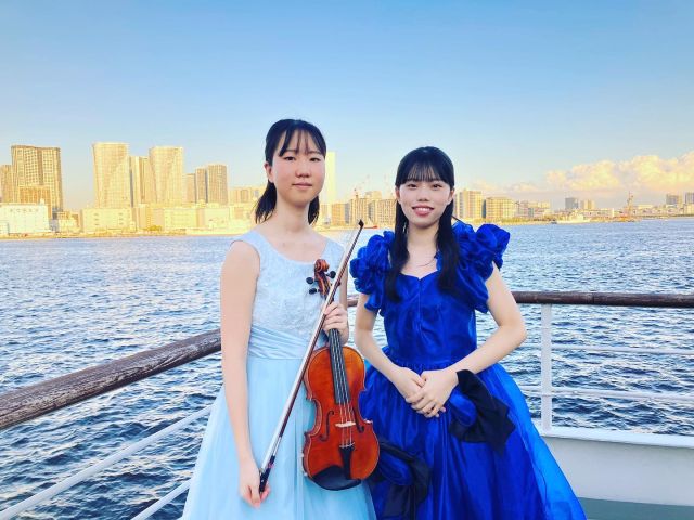 💐都立総合芸術高校 音楽科 🎁presents "SYMPHONY" スペシャルステージ開催✨✨

11月1日（水）アフタヌーンクルーズにて、都立総合芸術高校音楽科の生徒さんによるコンサートを開催いたしました👏

ヴァイオリン専攻3年乾結蘭さん＆ピアノ専攻3年水坂心音さんによるアンサンブル🎵
お二人とも海に合わせたブルー系のドレスで登場、フレッシュな笑顔と美しい音色でとっても素敵なコンサートになりました❣️❣️
音楽の夢に向かってこれからも頑張ってください✨

#都立総合芸術高校 #シンフォニークルーズ #東京湾クルーズ#symphonycruise #音楽 #音楽科#夢に向かって #応援してます #音楽のある生活 #東京湾クルーズ #浜松町 #日の出桟橋