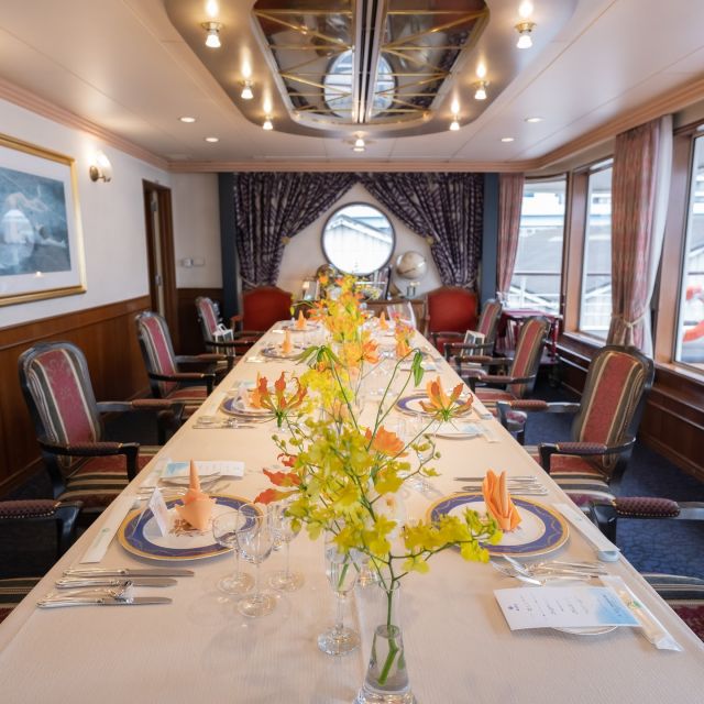 .
海婚®　海で結婚式しよう
🚢船上結婚式🚢
これから始まる【結婚】という
二人の大航海

季節に合わせた会場装飾🌸
迫力のある船内の大階段でのお写真です！
おふたりにとって、そしてゲストの皆様が
ワクワクするような結婚式を挙げてみませんか♪

クルージングを体験🚢できるブライダルフェアも
開催していますのでご興味がございましたら
是非ご参加ください♪

#シンフォニークルーズウェディング
#シンフォニークルーズ
#symphonyCruiseWedding
#レストランウェディング
#東京レストランウェディング
#関東花嫁#東京花嫁#大人花嫁
#結婚式#披露宴#顔合わせ
#ブライダルフェア#プロポーズ
#フォトウェディング
#2024春婚#2024夏婚#2024秋婚　
#日本中のプレ花嫁と繋がりたい