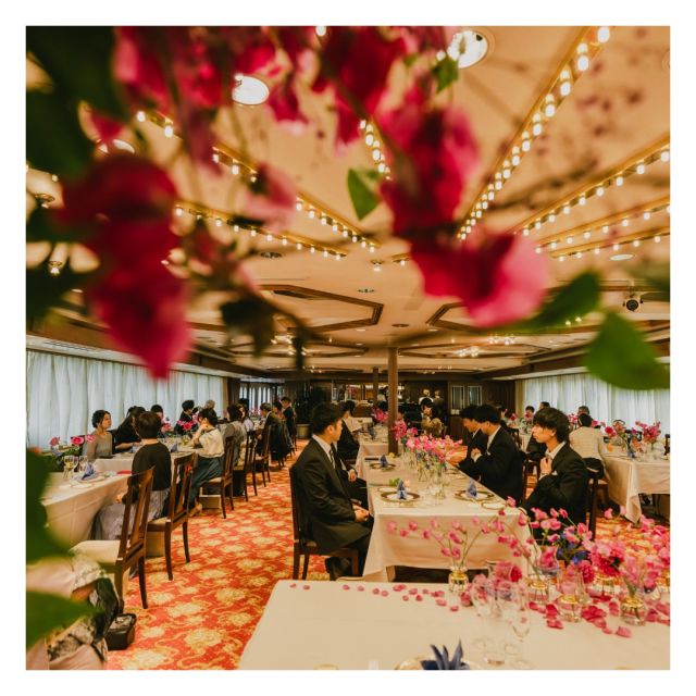 ◁フェア予約はこちら
花々が彩る、特別な船上ウェディングパーティー。

シンフォニークルーズウェディングって？🛳️💍
東京湾をクルージングしながら挙げる、特別感たっぷりの船上ウェディング✨
青空や夜景をバックにした絶景のフォトスポット、自由にカスタマイズできるプランで、ふたりらしい結婚式が叶います🛳️💍
一生の思い出を、海の上で作りませんか？

詳しくはプロフィールリンクから↓
@symphony_cruise_wedding

#シンフォニーウェディング #シンフォニー #クルーズウェディング #船上ウェディング #クルージング #結婚式ドレス #結婚式コーデ #ウェディングヘア #ヘアメイク #ヘアチェンジ  #ウェディングブーケ #プロポーズ #プロポーズフラワー #船上結婚式 #船上パーティー #ブライダルフェア #フォトウェディング #都内デート #東京デート #記念日デート  #サプライズプロポーズ  #symphonywedding #symphony