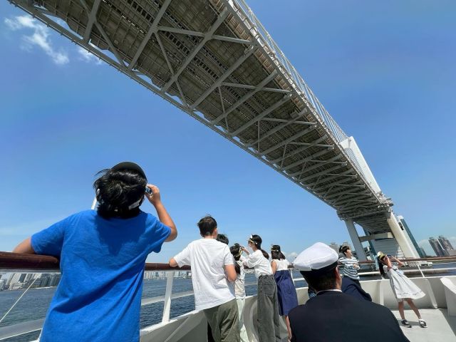 5月5日こどもの日🎏
小学生対象の「おしごと体験クルーズ」を開催しました！

運航部門🚢
見習い船長として、見張り体験と航海日誌の記入体験！
船の安全を守るクルーとして子どもたちの真剣な眼差しがとってもカッコよかったです✨

調理部門🧑‍🍳
コック帽を被ってハンバーガーを作り、みんなでランチタイム！
ソースや具材を選んで、自分で作ったハンバーガーを船上ランチとして堪能しました✨

サービス部門🤵‍♂️
テーブルセット体験や船型のナフキン折りに挑戦！
家族をキレイなテーブルでお出迎えし、おもてなしの心を持って頑張りました✨

おしごとをした後はクルーたちから貰ったお給料でお買い物🛍️
母の日が近いということで、お給料で買ったマグカップをお母さんにプレゼントする優しいお子さんも…💕

おしごとに真剣に取り組む子どもたちの姿がとても輝いていていた、こどもの日らしい特別なクルーズとなりました😆

#シンフォニークルーズ#おしごと体験クルーズ#職業体験#お仕事体験#浜松町#日の出桟橋#東京湾クルーズ#レストランクルーズ#こどもの日
