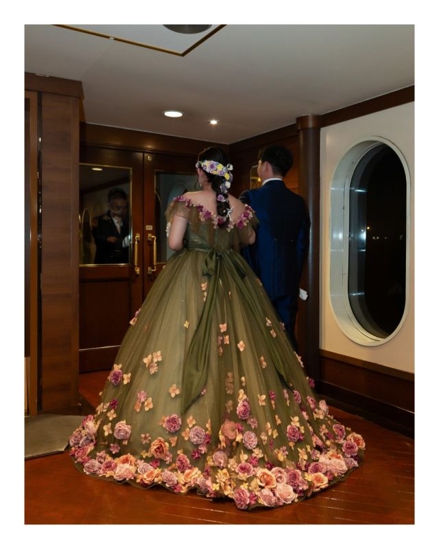 ◁フェア予約はこちら
緑のドレスに咲く、繊細な花々。
自然と調和する美しさが、会場を魅了。

シンフォニークルーズウェディングって？🛳️💍
東京湾をクルージングしながら挙げる、特別感たっぷりの船上ウェディング✨
青空や夜景をバックにした絶景のフォトスポット、自由にカスタマイズできるプランで、ふたりらしい結婚式が叶います🛳️💍
一生の思い出を、海の上で作りませんか？

詳しくはプロフィールリンクから↓
@symphony_cruise_wedding

#シンフォニーウェディング #シンフォニー #クルーズウェディング #船上ウェディング #クルージング #結婚式ドレス #結婚式コーデ #ウェディングヘア #ヘアメイク #ヘアチェンジ  #ウェディングブーケ #プロポーズ #プロポーズフラワー #船上結婚式 #船上パーティー #ブライダルフェア #フォトウェディング #都内デート #東京デート #記念日デート  #サプライズプロポーズ #関東花嫁 #東京花嫁  #symphonywedding #symphony