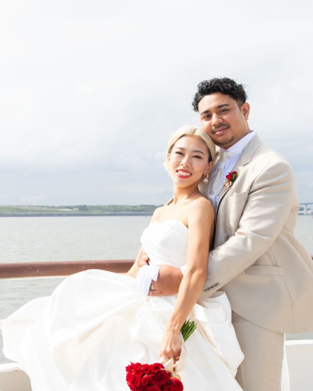 ◁フェア予約はこちら
海の真ん中で、風をはらんだ純白のドレスが舞う。
まさに、ここでしか叶わない1枚。

シンフォニークルーズウェディングって？🛳️💍
東京湾をクルージングしながら挙げる、特別感たっぷりの船上ウェディング✨
青空や夜景をバックにした絶景のフォトスポット、自由にカスタマイズできるプランで、ふたりらしい結婚式が叶います🛳️💍
一生の思い出を、海の上で作りませんか？

詳しくはプロフィールリンクから↓
@symphony_cruise_wedding 

#シンフォニーウェディング #シンフォニー #クルーズウェディング #船上ウェディング #クルージング #結婚式ドレス #結婚式コーデ #ウェディングヘア #ヘアメイク #ヘアチェンジ  #ウェディングブーケ #プロポーズ #プロポーズフラワー #船上結婚式 #船上パーティー #ブライダルフェア #フォトウェディング #都内デート #東京デート #記念日デート  #サプライズプロポーズ #関東花嫁 #東京花嫁  #symphonywedding #symphony