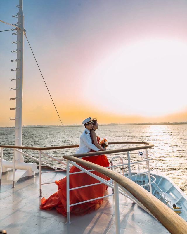 一緒に見る最高のサンセット
【これからも一緒に同じ景色を】
今も
これからもずっと大切にしたいあの人に
勇気をだして伝えた
大切な瞬間 プロポーズ
そこからはじまった
お二人の物語
これからもずっと
隣にいようね
船からみる特別なサンセットの景色は
いつまでもお二人の心の中に
そんな大切な瞬間のお手伝いをしたい
シンフォニークルーズウェディングでは
いつまでも残る素敵な想い出をつくる
【海婚】船上ウェディングが叶えられます
ゲストハウスのような 一船チャーター
プライベートデッキ付きの個室
船上で素敵な時間を過ごされたい皆様に
オススメです。
今だからこそ
隣にいてくれる人と
支えてくれる皆様と
色んなカタチで大切な時間を過ごしませんか😊
#海 #船上 #結婚式 #ウェディング #ウェディングパーティー #ウェディングパーティ #ロマンティック #結婚してください #シンフォニークルーズウェディング #シンフォニークルーズ #サンセットクルージング #赤バラ #プロポーズ #ヘアメイク #ドレス#プロポーズ大作戦 #propose #wedding #weddingday #weddingphotography