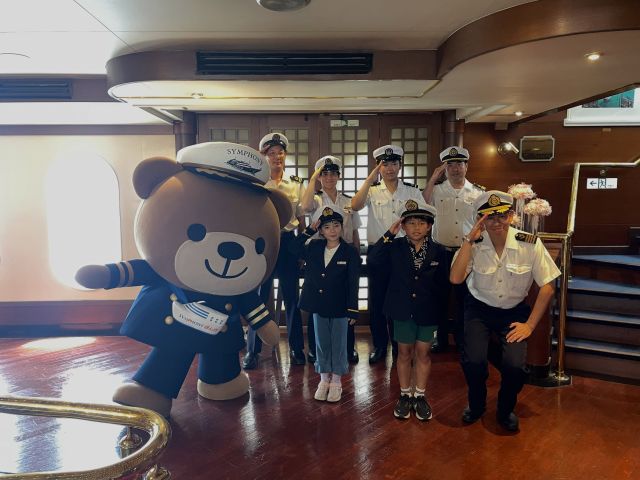 🏖️海の日限定クルーズ
東京海さんぽクルーズを開催しました🛳️

子ども船長体験イベントでは、お出迎えやお見送り、船内アナウンスなど…船長のお仕事を体験していただきました！
真剣にお話を聞く姿、お仕事に取り組む姿とってもかっこよかったです✨

#海の日#クルージング#船長体験
