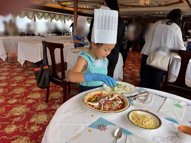 おしごと体験クルーズを開催しました🛳️

小学生限定のおしごと体験クルーズでは
シンフォニーシェフ🧑‍🍳のおしごと
船員さん⚓️のおしごと
の２つをがんばりました☺️

シンフォニーシェフのおしごとは
ピザ作り🍕&ケーキ作り🍰
好きな具材をのせて美味しいランチを作ることができました！

船員さんのおしごとは
敬礼体験&ロープワーク
難しい結び方もしっかり勉強してみんな結べるようになりました！

一生懸命おしごとをがんばる姿がとってもカッコよかったです✨

#おしごと体験#クルーズ#シンフォニークルーズ